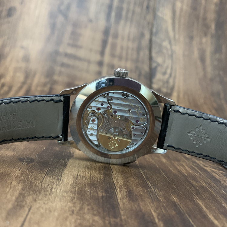 PATEK PHILIPPE 百达翡丽 复杂功能时计系列，5230G-001。38.5毫米表径，18K白金表壳，炭灰色漆表盘，手工雕饰纹，金质立体时标，24个时区的24小时与昼/夜显示，240 HU自动上弦机械机芯，动力储备48小时，专柜定价：348600元。 全套附件齐全。