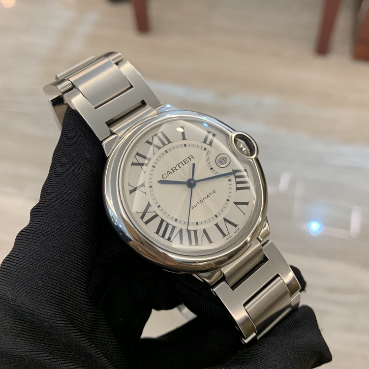 Cartier 卡地亚 Ballon Bleu 蓝气球系列，W69012Z4。42.1毫米表径，精钢表壳，银白色面盘，罗马数字时标，3点位置为日期显示，Cal.049自动上弦机械机芯，动力储备42小时，专柜定价：49100元。 单表无附件。