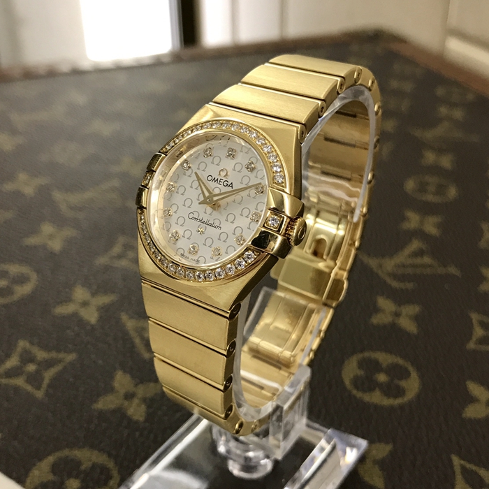 Omega 欧米茄 星座系列，123.55.27.60.52.002。27毫米表径，18K黄金钻圈钻刻，银灰色面盘，精准石英机芯。 未使用品全套附件齐全。