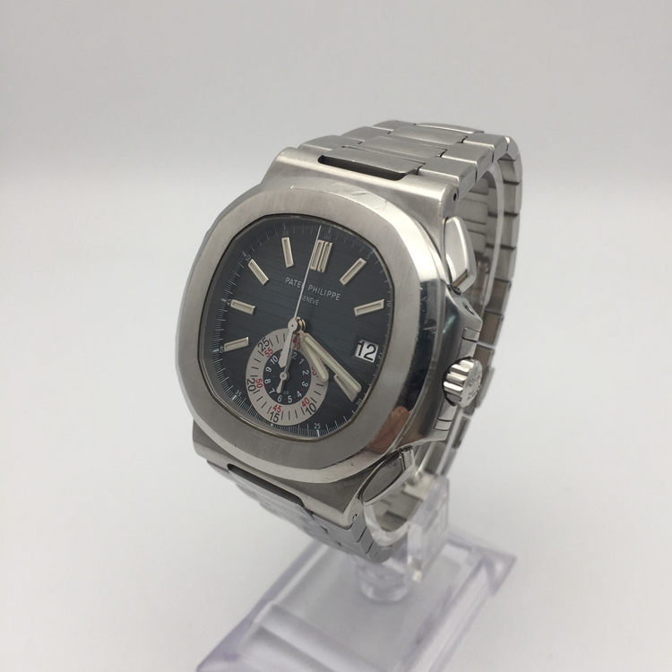 PATEK PHILIPPE 百达翡丽 NAUTILUS 运动系列，5980/1A-001。40.5毫米表径，精钢表壳，深蓝色面盘，纯金立体时标，覆荧光涂层，3点位置日期显示，计时功能，Cal.CH 28-520 C自动上弦机械机芯，动力储备55小时。专柜定价：358700元。 单表无附件。