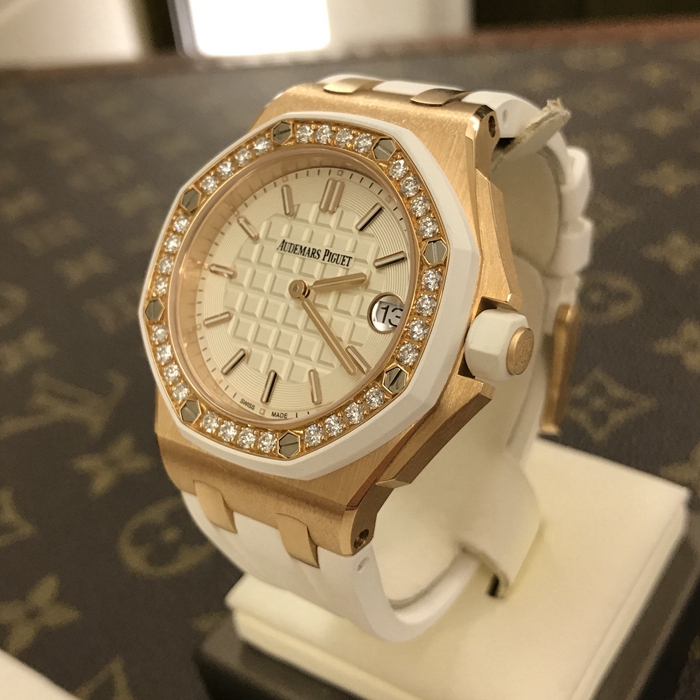 Audermars Piguet 爱彼 皇家橡树离岸型系列，67540OK.ZZ.A010CA.01。37毫米表径，18K玫瑰金表壳，白色面盘，三点位置日期显示，精准石英机芯。 全套附件齐全。