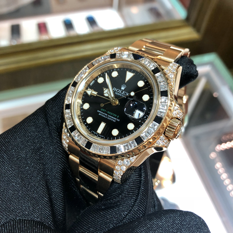 Rolex 劳力士 格林尼治型II系列，116758。40毫米表径，18k黄金镶钻黑色蓝宝石，表圈共镶嵌36颗钻石和黑色蓝宝石12颗，黑色面盘，3点位置日期显示，自产3186自动上弦机械机芯。专柜定价：965200元。 全套附件齐全。
