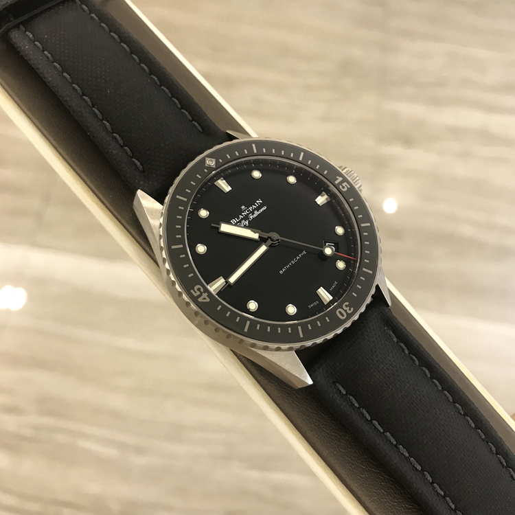Blancpain 宝珀 五十噚系列，5000-1230-B52A。43毫米表径，钛金属表壳，黑色面盘，日期显示功能，1315自动上弦机械机芯，动力储备120小时，专柜定价：87500元。 全套附件齐全。