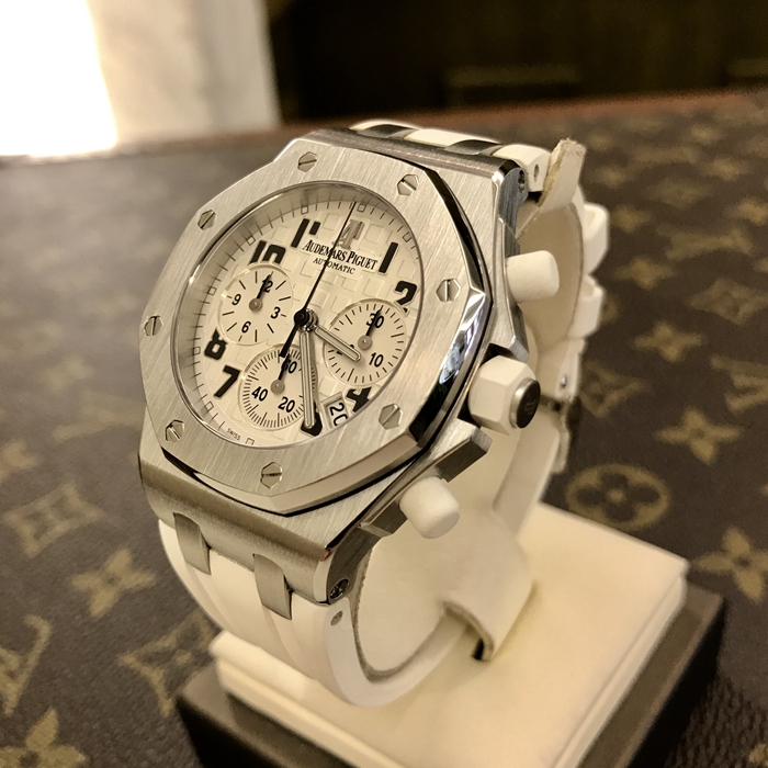 Audermars Piguet 爱彼 皇家橡树离岸型系列，26283ST.OO.D010CA.01。37毫米表径，精钢表壳，银白色表盘镌刻“Méga Tapisserie”超大格纹装饰，5点位置视窗式日期显示，计时功能自动上弦机械机芯，动力储备40小时。 单表无附件。