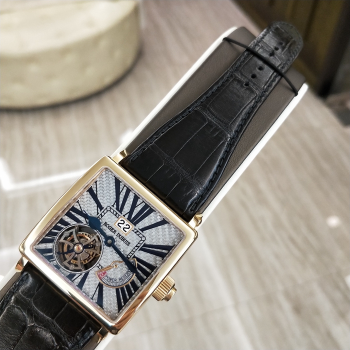 RogerDubuis 罗杰杜彼，G40 03 5 TX3.7A。40x40毫米表径，18K玫瑰金表壳，极其罕见灰色碳纤维表盘，表盘“4”时位指针式动力储存显示，“7”时位置陀飞轮装置，“12”时位视窗式日期显示，表冠同轴按钮快速校正日期。RD03手动机械机芯，动力储备60小时。全球限量28枚。 单表无附件。