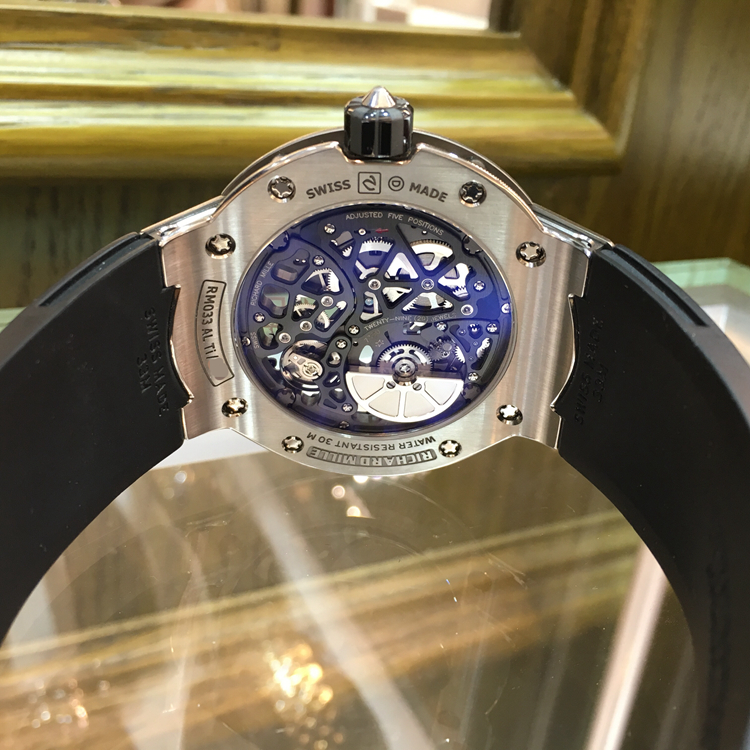 RICHARD MILLE 理查德米勒，RM033。45毫米表径原壳后加钻，设计感十足，超薄6.3毫米，镂空面盘自动上弦机械机芯，1/4珍珠陀，动储42小时。 单表无附件。