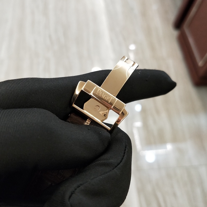 PIAGET 伯爵 ALTIPLANO系列，G0A35153。43毫米表径，18K玫瑰金后加钻表壳，一表双机芯，翻盖两地时区功能，伯爵自产Cal.838P手动上弦机械机芯。 专柜定价：315000元。