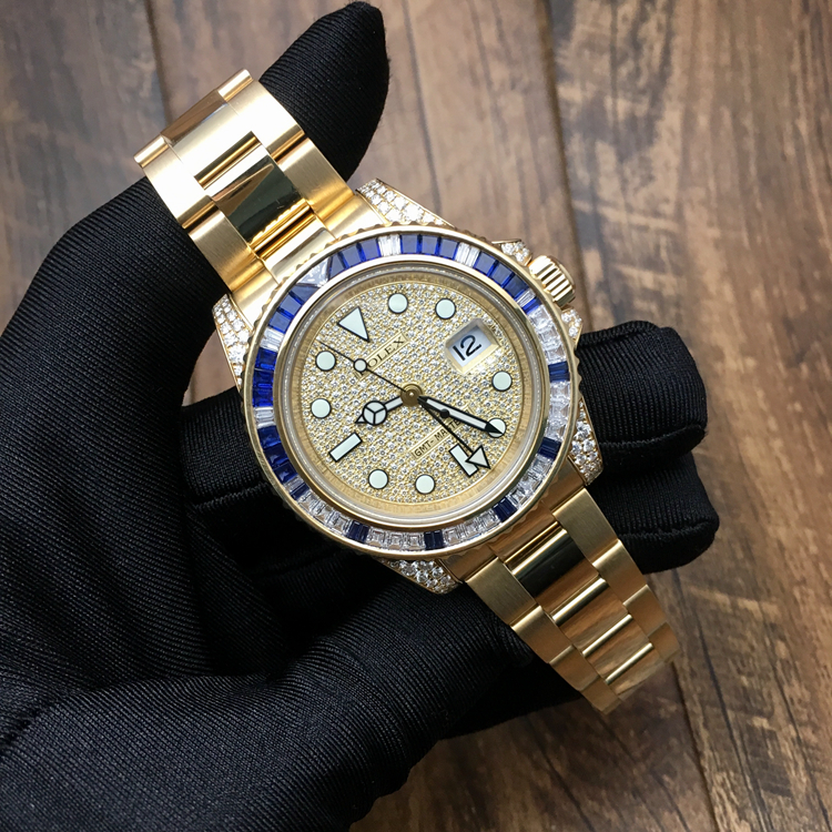Rolex 劳力士 格林尼治型II系列，116758 SA-78208。40毫米表径，18K黄金镶钻宝石，表圈镶嵌29颗钻石，30颗蓝宝石，表耳镶钻。钻石满天星表盘，中央时、分及秒针，24小时显示；瞬时变更独立指针显示第二时区时间（GMT）；瞬跳日历；秒针暂停功能以准确调校时间。蚝式三排链节表带，自动上弦机械机芯，专柜定价：843700港币。 单表无附件。