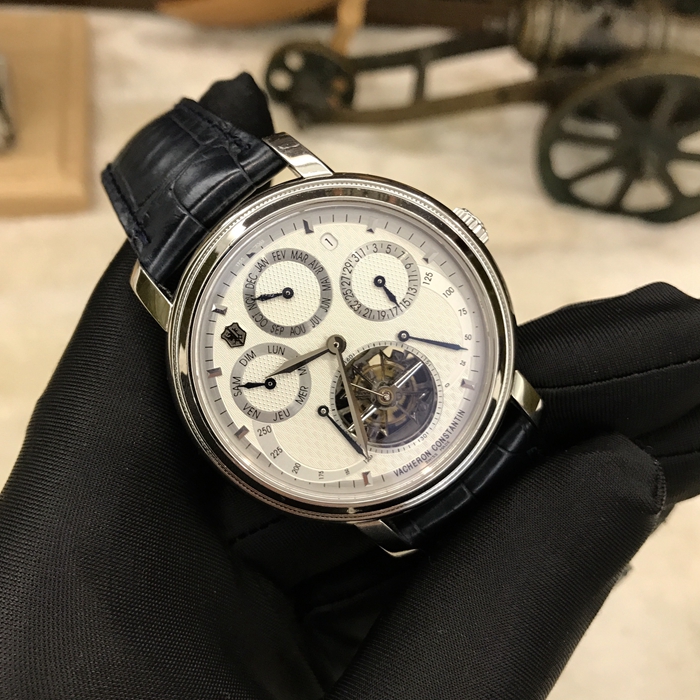 Vacheron Constantin 江诗丹顿，80251。44毫米表径，PT950铂金表壳，白色面盘，6点位置陀飞轮装置，万年历功能，手动上弦机械机械，14天超长动力储备，铂金250周年纪念，专柜定价：480万。 单表无附件。