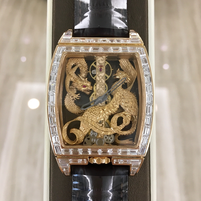 CORUM 昆仑 CORUM BRIDGE 昆仑桥系列，B113/02615。31x51毫米表径，18K玫瑰金表壳。全镂空酒桶型面盘，手动上弦机械机芯，动力储备40小时。 单表无附件。