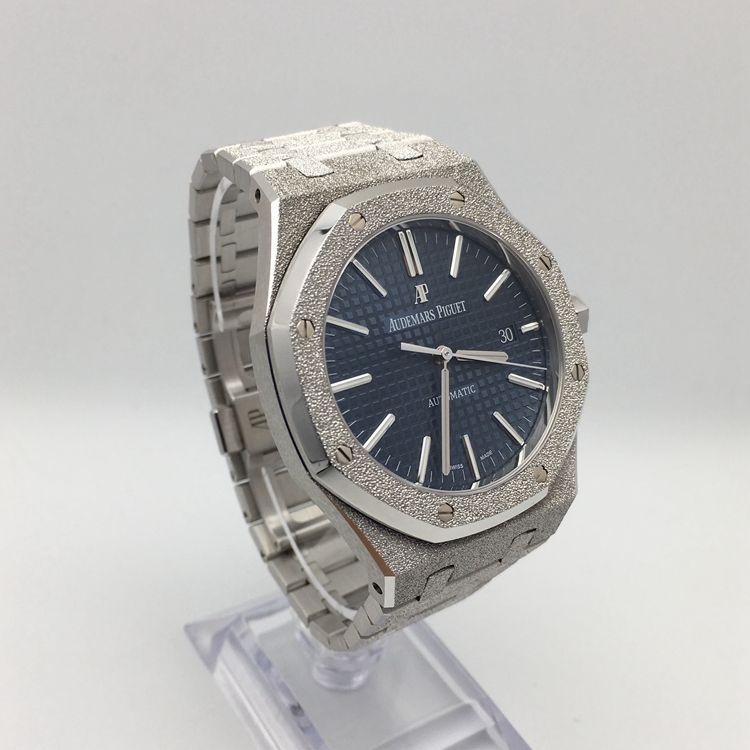 Audermars Piguet 爱彼 皇家橡树系列，15410BC.GG.1224BC.01。41毫米表径，18K白金表壳，蓝色表盘镌刻“Grande Tapisserie”大型格纹装饰，白金材质荧光立体时标和皇家橡树指针，日期显示功能，Cal.3120自动上弦机械机芯，动力储备41小时。专柜定价：408000元。 全套附件齐全。