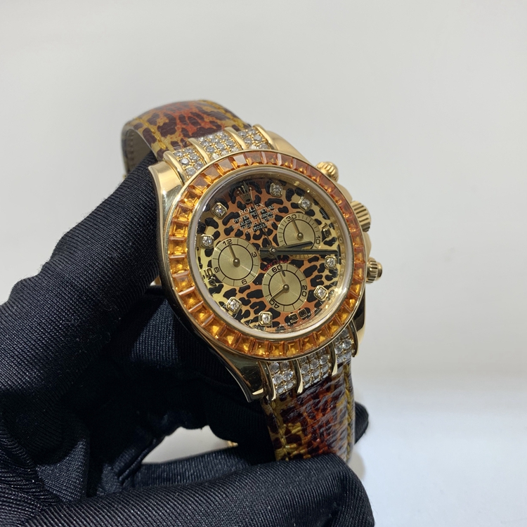 Rolex 劳力士 宇宙计型迪通拿系列，116598 SACO豹纹。40毫米表径，18K黄金，表圈镶有干邑长方形黄色蓝宝石，豹纹面盘，8颗钻石时标，计时功能，自动上弦机械机芯。专柜定价：548500元。 单表无附件。