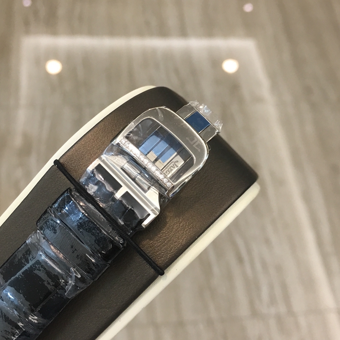 Jaeger-LeCoultre 积家 约会系列，3413403。39毫米表径，18K白金原镶钻，贝母面表盘，6点位置陀飞轮装置。自动上弦机械机芯，动力储备48小时。专柜定价：650000元。 全套附件齐全。