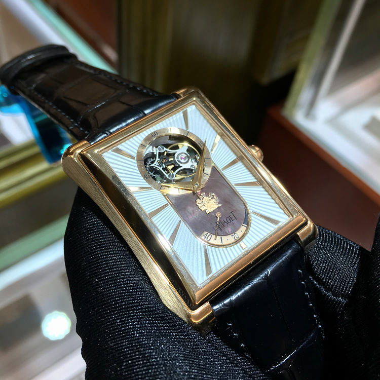 PIAGET 伯爵 BLACK -TIE系列，G0A34127。36毫米表径，18K玫瑰金表壳，银白色面盘，6点位置为动力储备显示，12点位置为陀飞轮装置，Cal.600P手动上弦机械机芯，动力储备44小时，专柜定价：1460000港币。 单表无附件。