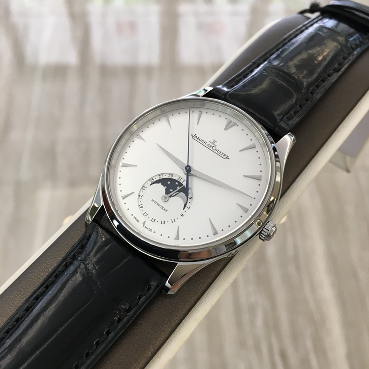 Jaeger-LeCoultre 积家 master 大师系列，1368420。39毫米表径，精钢表壳，银色面盘，放射状拉丝，镀铑时标，太妃形指针，6点位置日期、月相显示，Cal.925/1自动上弦机械机芯，动力储备43小时。专柜定价：67500元。 全套附件齐全。