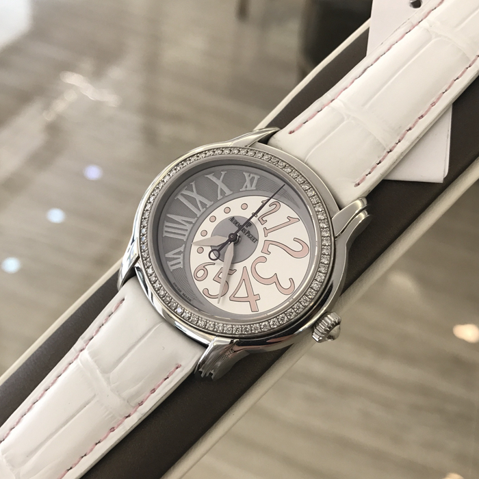 Audermars Piguet 爱彼 Millenary千禧系列，77301ST.ZZ.D009CR.01。39毫米表径，精钢表壳镶嵌钻石，银灰色椭圆形面盘，自动上弦机械机芯。 全套附件齐全。