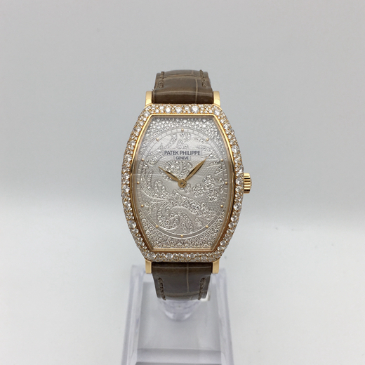 PATEK PHILIPPE 百达翡丽GONDOLO系列 7099R-001 18k玫瑰金腕表。29.6x38.9毫米表径，表壳18k玫瑰金镶钻，表壳镶嵌480颗钻石3.31克拉，?手工雕饰纹金质表盘，镶钻 367 颗（~0.56 克拉），搭配凸圆形金质时标表盘，?表扣18k玫瑰金镶钻-镶有26颗钻石（0.15克拉）?。  单表无附件。