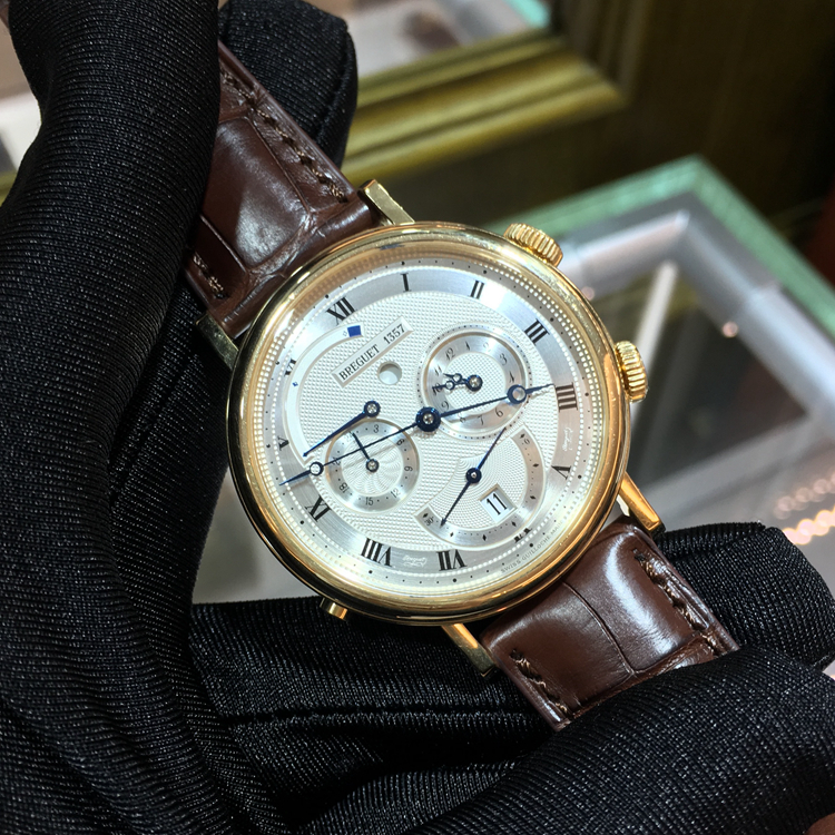 Breguet 宝玑 Classique 经典系列，5707BA/12/9V6。39毫米表径，18K黄金表壳，银灰色面盘，罗马数字时标，视窗式日期显示、动力储备显示，519F自动上弦机械机芯，动力储备显示45小时，专柜定价：311800元。 单表无附件。