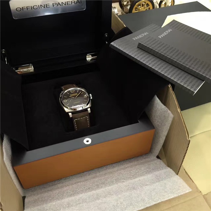 Panerai 沛纳海 RADIOMIR 1940系列，PAM00619。磨砂钛金属表壳，表径45毫米，附夜光阿拉伯数字及小时标示。9点钟位置设小秒针。刚玉制成蓝宝石水晶表镜。沛纳海自产 P.4000手动上链机械式机芯，两个发条盒，动力储备72小时（3日）。专柜定价：75500元。