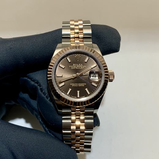 ROLEX 劳力士 女装日志型，279171。28毫米表径，18K玫瑰金/精钢三角坑纹表壳，巧克力色面盘，3点位置为防反光凸透式放大日历窗，2236自动上弦机械机芯，动力储备55小时，专柜定价：65300元。  全套附件齐全。