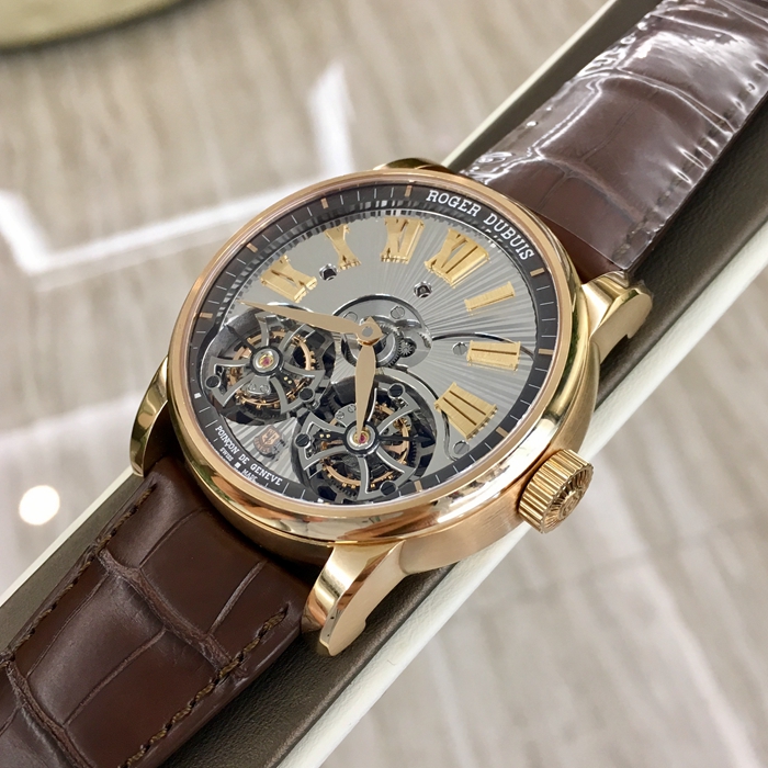 RogerDubuis 罗杰杜彼 Hommage 致敬系列，RDDBHO0563。45毫米表径，18K玫瑰金表壳，深灰圆形表盘，罗马数字时标，双陀飞轮装置。手动上弦机械机芯，动力储备50小时。专柜定价：2270000元。 全套附件齐全。