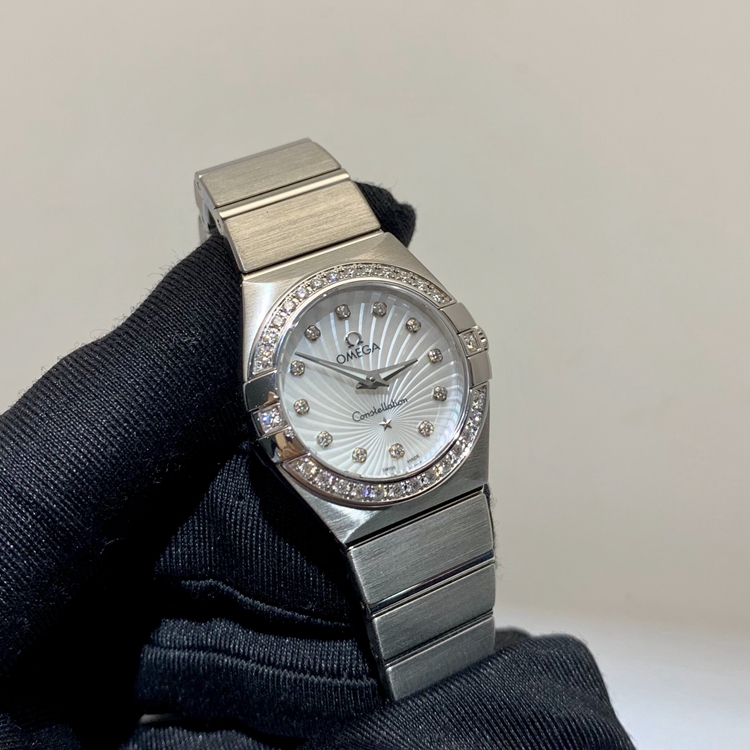 Omega 欧米茄 星座系列，123.15.24.60.55.002。24毫米表径，精钢原钻表壳，珍珠母贝面盘，镶嵌12颗钻石时标，精准石英机芯。专柜定价：43000元。 单表无附件。