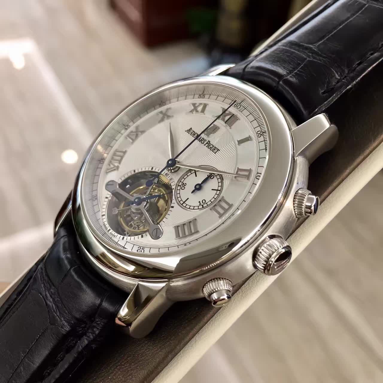 Audermars Piguet 爱彼 JULES AUDEMARS系列，?26050PT.OO.D002CR.01。43毫米表径，?PT950铂金表壳。深灰色圆形表盘。3点位置小秒针显示，6点位置陀飞轮装置，三问计时功能，背透镂空手动上弦机械机芯。公价：3878000元。 单表无附件。