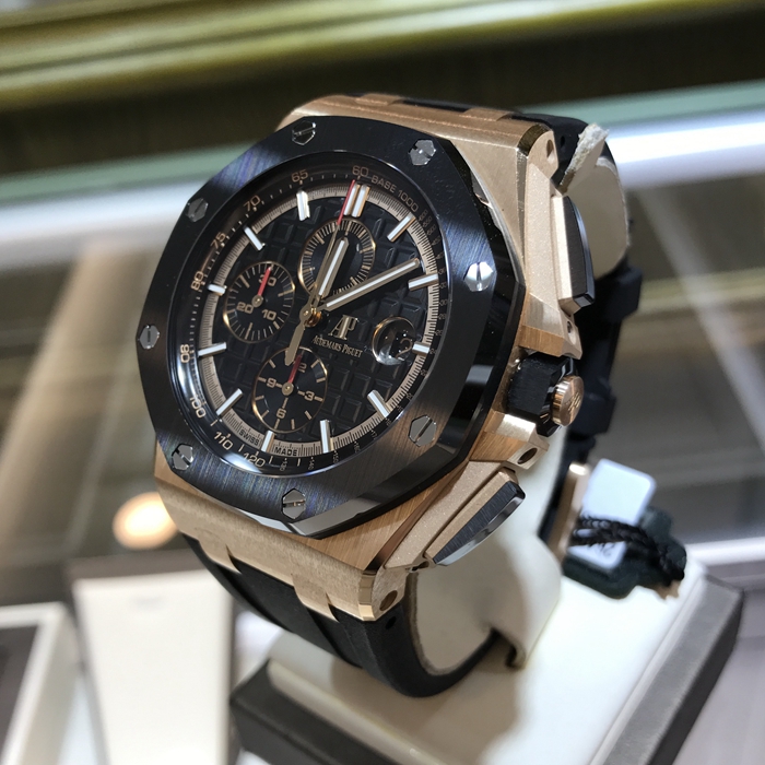 Audermars Piguet 爱彼 皇家橡树离岸型系列，26401RO.OO.A002CA.02。44毫米表径。18K玫瑰金表壳，陶瓷表圈。黑色表盘镌刻“Méga Tapisserie”超大格纹装饰，搭配玫瑰金色外区，黑色副表盘，玫瑰金材质荧光立体时标和皇家橡树指针，黑色内表圈。 未使用品全套附件齐全。