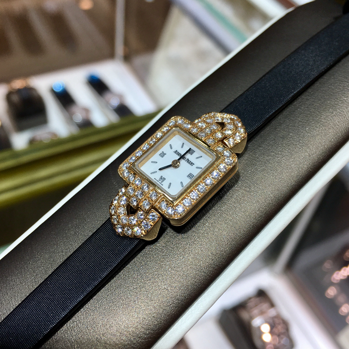 Audermars Piguet 爱彼，67116OR/Z/0009 /02。17*17毫米表径，17K玫瑰金镶钻表壳，白色面盘，精准石英机芯。 全套附件齐全。
