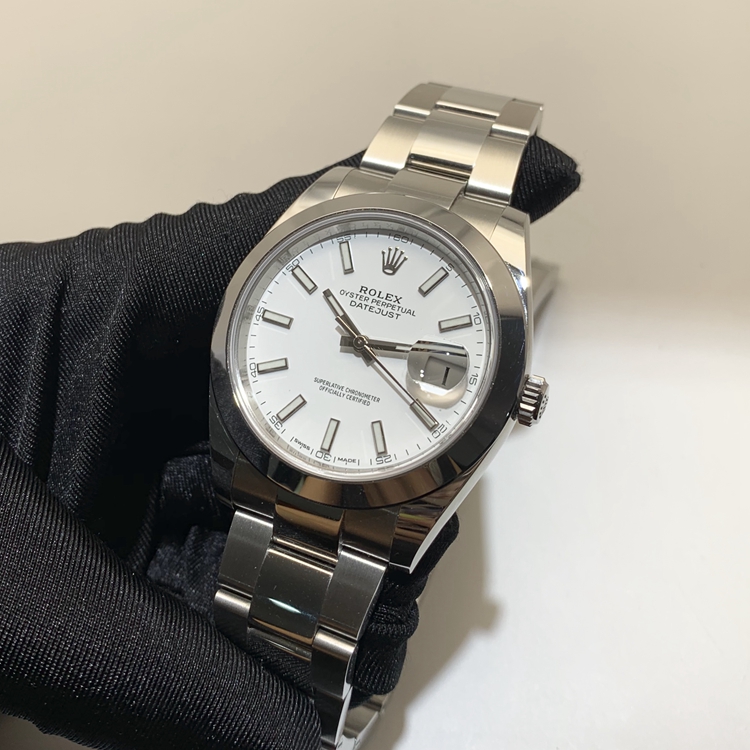 ROLEX 劳力士 日志型系列，126300-0005。41毫米表径，精钢表壳，白色面盘，3点位置防反光凸透式放大日历窗，3235自动上弦机械机芯，动力储备70小时。专柜定价：57400元。 单表无附件。