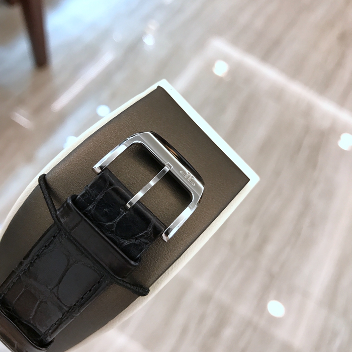 Jaeger-LeCoultre 积家 Reservo 翻转腕表系列，Q278856J。46.8x27.4毫米表径，精钢表壳。红色表盘，手动上弦机械机芯，动力储备45小时，专柜定价72000元。 全套附件齐全。