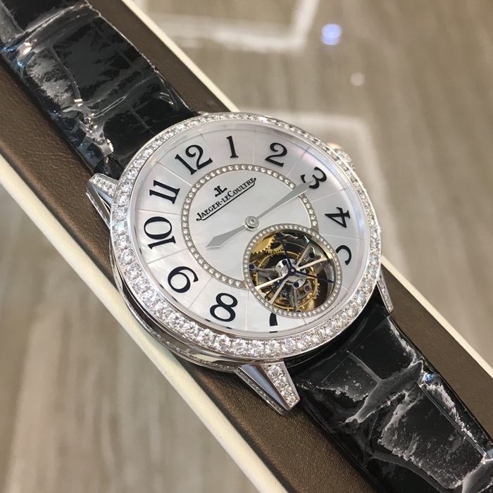 Jaeger-LeCoultre 积家 约会系列，3413403。39毫米表径，18K白金原镶钻，贝母面表盘，6点位置陀飞轮装置。自动上弦机械机芯，动力储备48小时。专柜定价：650000元。 全套附件齐全。
