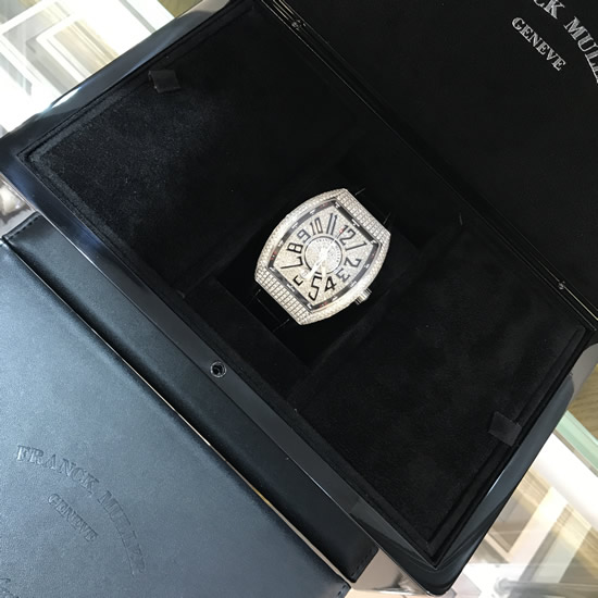 FRANCK MULLER 法兰克穆勒 YACHTING系列，V45。44X53.7毫米表径。精钢后加钻表壳，黑字满天星面盘，6点位置日期显示。自动上弦机械机芯。 全套附件齐全。