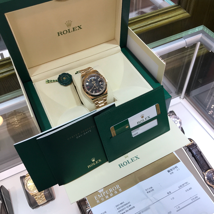 Rolex 劳力士 星期日历型系列，218235-83215 B2RU。41毫米表径，18K玫瑰金表壳，黑色面盘，10颗镶钻时标，2颗红宝石时标，3点位置日期显示，12点位置为星期显示，专柜定价：346100元。 全套附件齐全。
