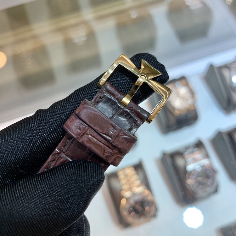 Vacheron Constantin 江诗丹顿 传承系列，81180/000J-9118。40毫米表径，18K黄金表壳，银白色面盘，Cal.1400手动上弦机械机芯，动力储备40小时，专柜定价：145000元。 单表无附件。