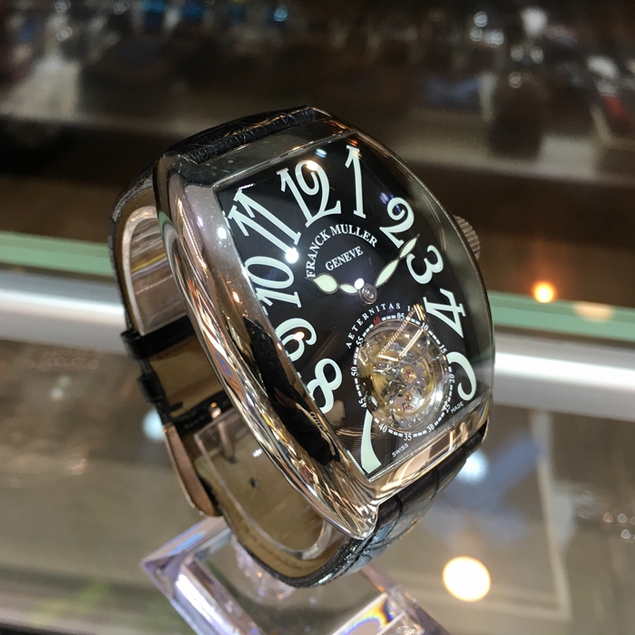 FRANCK MULLER 法兰克穆勒 GRAND COMPLICATIONS系列，8888 T。38.2x57.6毫米表径，18K白金表壳，黑色酒桶型面盘白字，6点位置镂空陀飞轮装置，FM3400背透手工雕花自动上弦机械机芯，动力储备192小时。 全套附件齐全。
