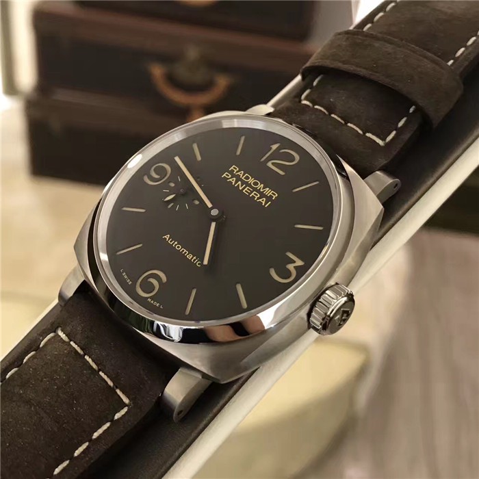Panerai 沛纳海 RADIOMIR 1940系列，PAM00619。磨砂钛金属表壳，表径45毫米，附夜光阿拉伯数字及小时标示。9点钟位置设小秒针。刚玉制成蓝宝石水晶表镜。沛纳海自产 P.4000手动上链机械式机芯，两个发条盒，动力储备72小时（3日）。专柜定价：75500元。