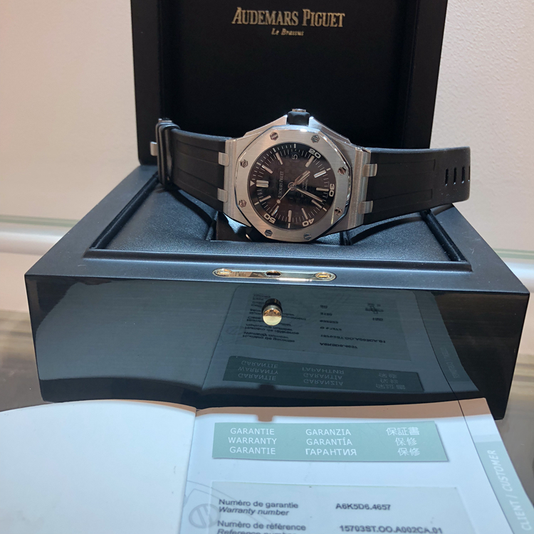 Audermars Piguet 爱彼 皇家橡树离岸型系列，15703ST.OO.A002CA.01。42毫米表径，精钢表壳，黑色表盘镌刻“Méga Tapisserie”超大格纹装饰，搭配白金荧光立体时标和皇家橡树指针、黑色旋转内表圈搭配潜水刻度和60至15分钟区域。Cal.3120自动上弦机械机芯，动力储备42小时。专柜定价：142000元。 单表无附件。