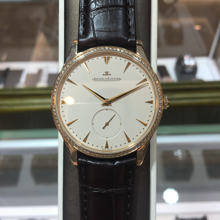 Jaeger-LeCoultre 积家 master 大师系列，1352502。40毫米表径，18k玫瑰金镶钻表壳，镶嵌84颗钻石约0.6 克拉，米色面盘，磨砂分钟刻度，镶贴时标，太妃形指针，896/1自动上弦机械机芯，动力储备43小时。专柜定价：149000元。 全套附件齐全。