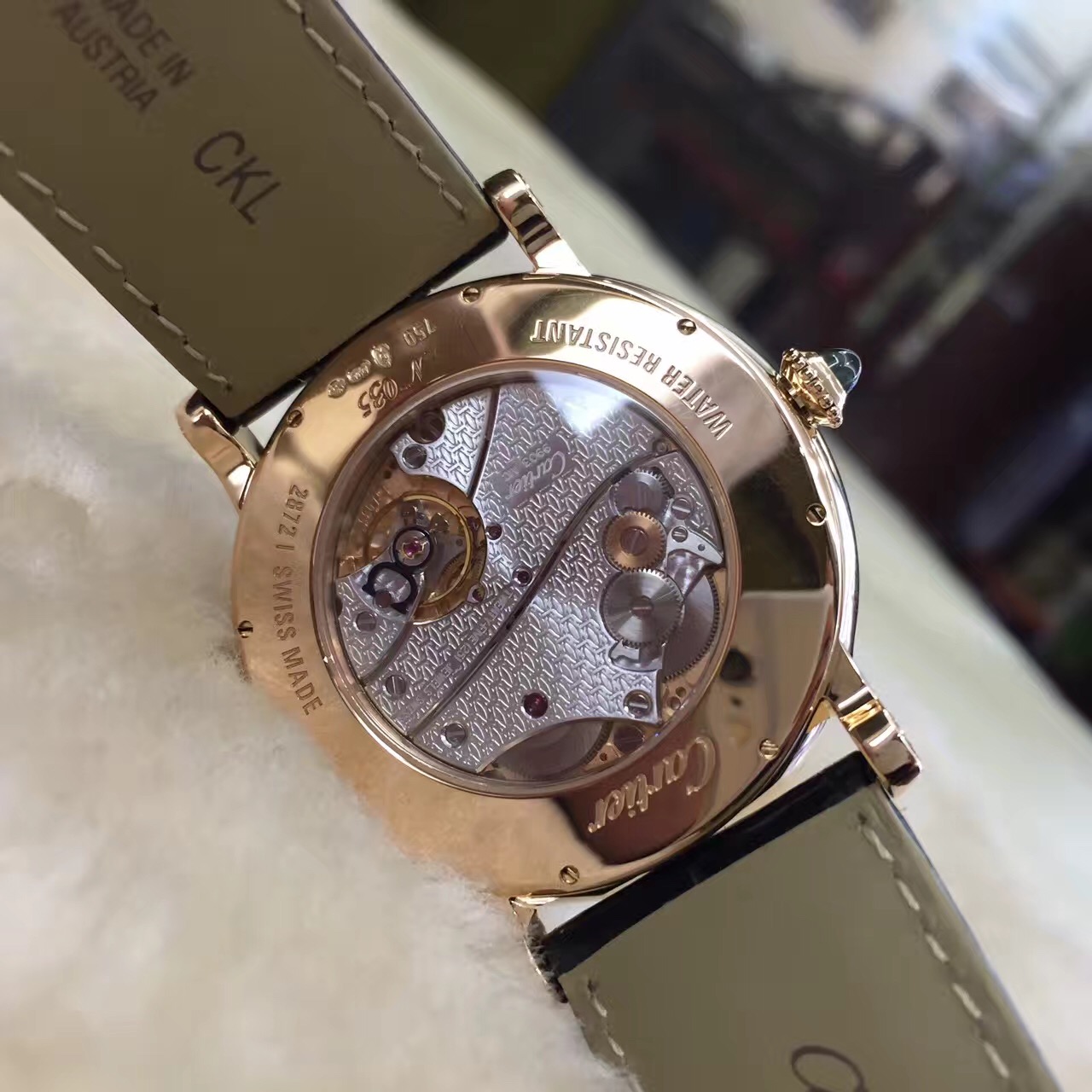 卡地亚CPCP“巴黎私人珍藏系列”（Collection Privée Cartier Paris），42毫米表径，18K玫瑰金，巴黎工作室，背透手动机械双C雕花机芯，特殊指针面盘展示昼夜的时空穿梭。时针以太阳与月亮的指向为准，分针沿下半部分半圆飞返式走向。 全套附件齐全。