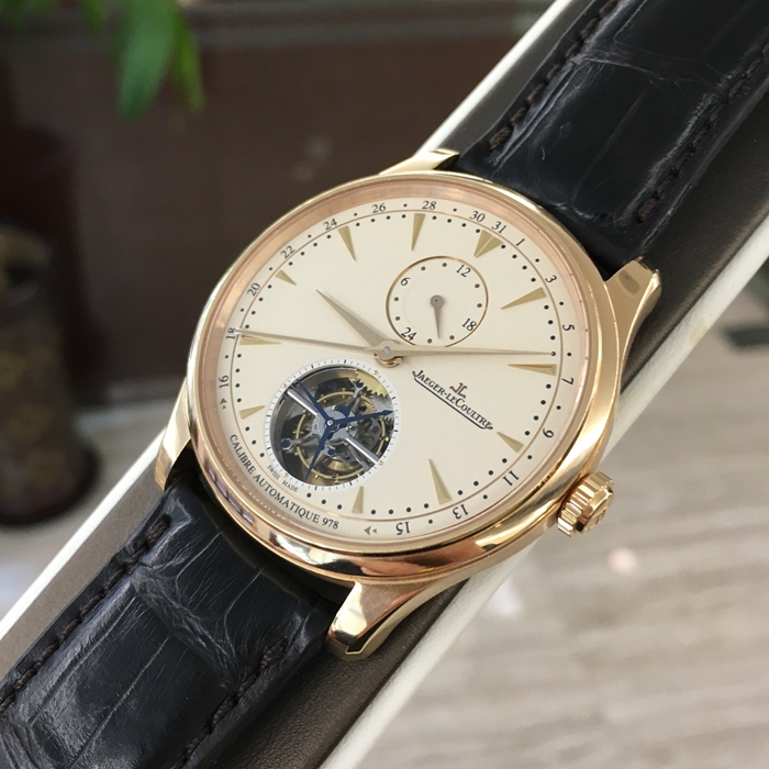 Jaeger-LeCoultre 积家 master 大师系列，1662410。43毫米表径，18K玫瑰金表壳，米黄色面盘，太妃形指针，6点位置陀飞轮装置，自动上弦机械机芯，动力储备45小时。 全套附件齐全。