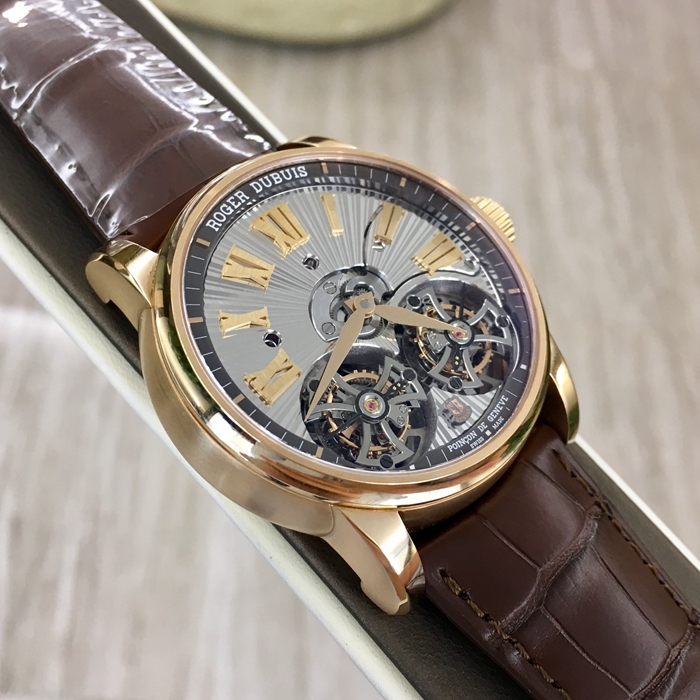 RogerDubuis 罗杰杜彼 Hommage 致敬系列，RDDBHO0563。45毫米表径，18K玫瑰金表壳，深灰圆形表盘，罗马数字时标，双陀飞轮装置。手动上弦机械机芯，动力储备50小时。专柜定价：2270000元。 全套附件齐全。