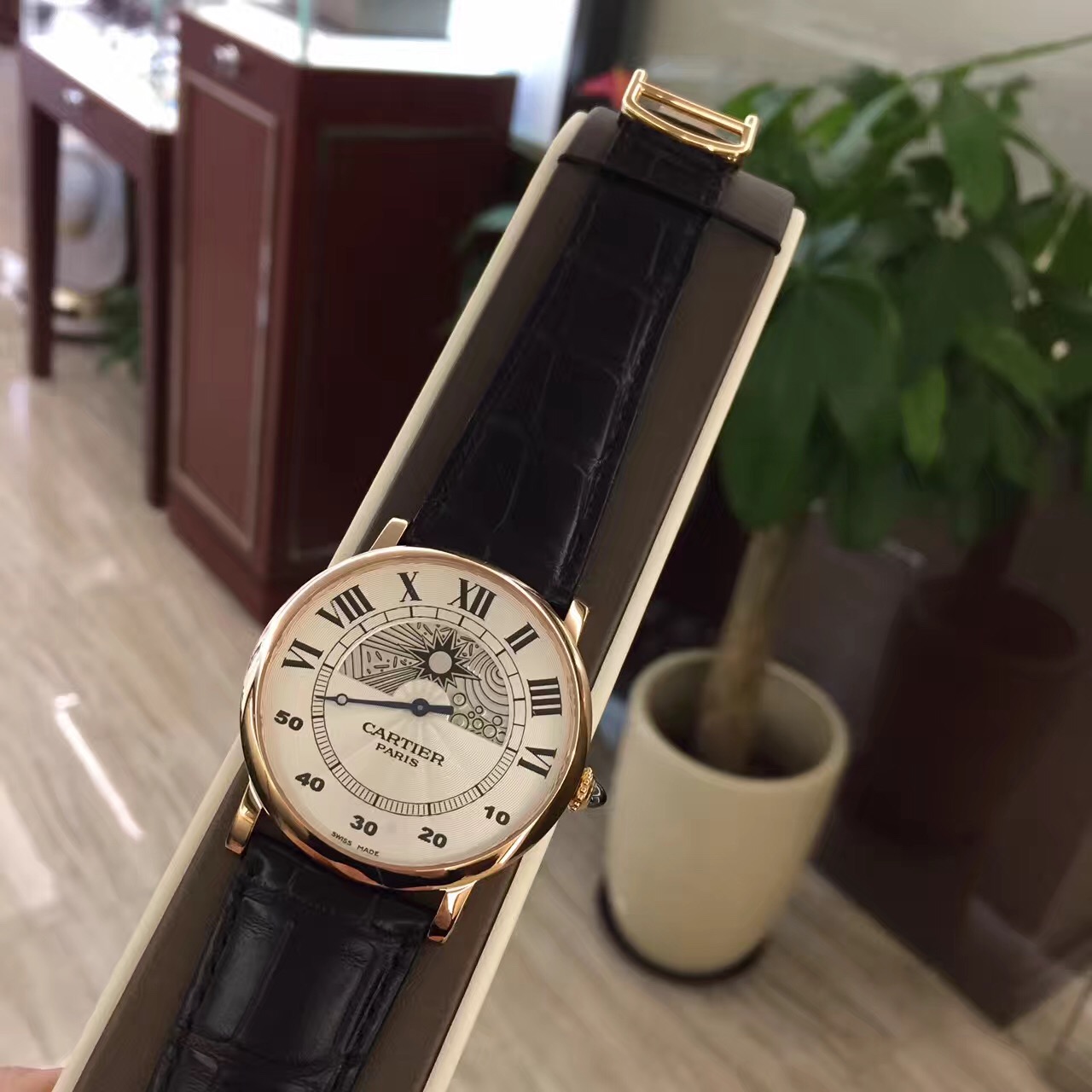 卡地亚CPCP“巴黎私人珍藏系列”（Collection Privée Cartier Paris），42毫米表径，18K玫瑰金，巴黎工作室，背透手动机械双C雕花机芯，特殊指针面盘展示昼夜的时空穿梭。时针以太阳与月亮的指向为准，分针沿下半部分半圆飞返式走向。 全套附件齐全。