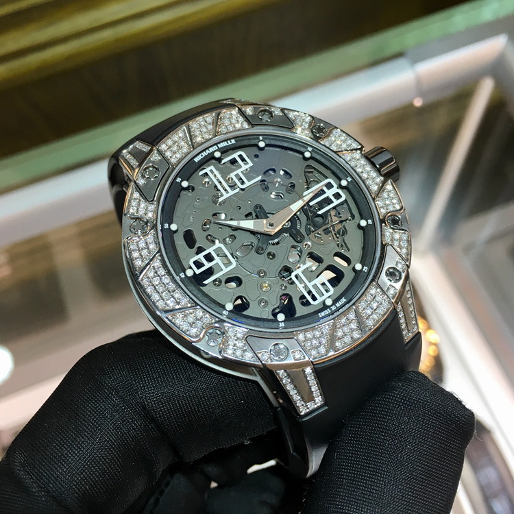 RICHARD MILLE 理查德米勒，RM033。45毫米表径原壳后加钻，设计感十足，超薄6.3毫米，镂空面盘自动上弦机械机芯，1/4珍珠陀，动储42小时。 单表无附件。