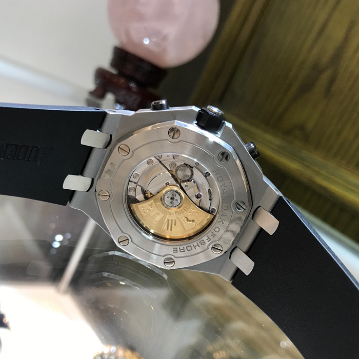 Audermars Piguet 爱彼 皇家橡树离岸型系列，26470ST.OO.A101CR.01。42毫米表径，精钢表壳搭配经反炫光处理的蓝宝石水晶玻璃镜面和底盖及黑色陶瓷旋入式表冠和按钮。黑色表盘镌刻“Méga Tapisserie”超大格纹装饰，搭配黑色计时器、白色荧光阿拉伯数字、白金荧光皇家橡树指针及黑色内表圈。自动上弦机械机芯，动力储备50小时。专柜定价：195000元。 全套附件齐全。
