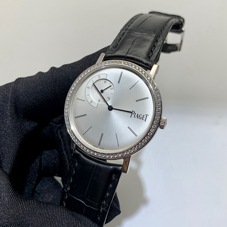 PIAGET 伯爵 ALTIPLANO系列，G0A35118。40毫米表径，18K白金镶钻表壳，银灰色面盘，10点位置小秒针装置。手动上弦机械机芯，动力储备61小时。专柜定价：202000元。 全套附件齐全。