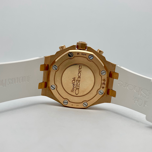 Audermars Piguet 爱彼 皇家橡树离岸型系列，26231OR.ZZ.D003CA.01。37毫米表径，18k玫瑰金?表壳，镶嵌32颗明亮形切割美钻，总重约 1.02克拉，银色表盘镌刻“Lady Tapisserie”格纹装饰，搭配灰钌色副表盘，灰钌色外表盘，玫瑰金荧光立体时标和皇家橡树指针，Cal.2385自动上弦机械机芯，动力储备40小时。专柜定价：341000元。