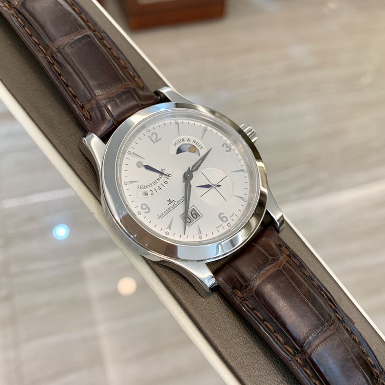 Jaeger-LeCoultre 积家 master 大师系列，Q1608420。41毫米表径，精钢表壳，银灰色面盘，大日历功能，动力储备显示，Cal.877手动上弦机械机芯，动力储备192小时，专柜定价：112000元。 单表无附件。