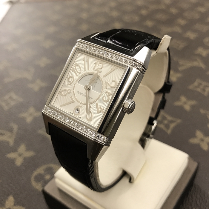 Jaeger-LeCoultre 积家 Reservo 翻转腕表系列，Q7058420。42x28.8毫米表径，精钢表壳镶嵌36颗钻石，约0.58克拉，银色正面表盘，扭索形及阳光形饰纹，6点位置日期显示，黑色背面表盘，配备外露摆陀。自动上弦机械机芯，动力储备42小时。 单表无附件。