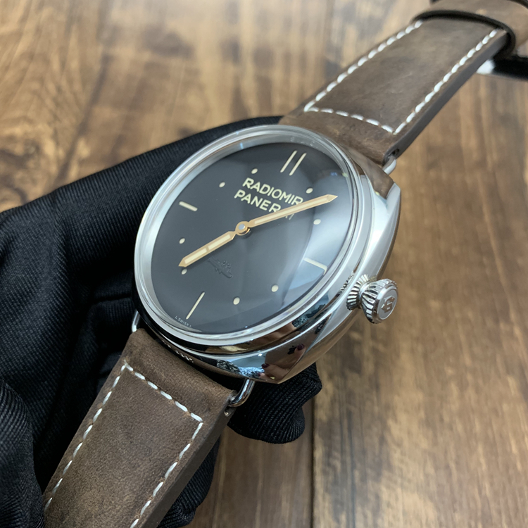 Panerai 沛纳海 RADIOMIR系列，PAM00425。47毫米表径，精钢表壳，特殊S.L.C.盘面，游艇标。Cal.P.3000手动上弦机械机芯，动力储备72小时，专柜定价：56500元。  单表无附件。